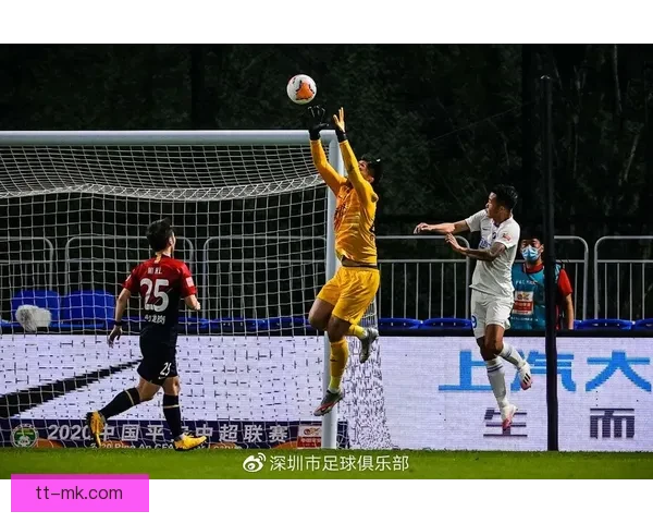 李源一中场拼抢积极展现斗志助力球队攻防转换